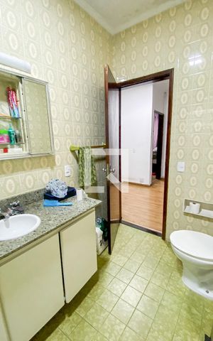 Casa à venda com 174m², 4 quartos e 2 vagas Casa à venda com 174m², 4 quartos e 2 vagasBanheiro