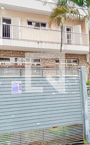 Casa à venda com 174m², 4 quartos e 2 vagas Casa à venda com 174m², 4 quartos e 2 vagasFachada