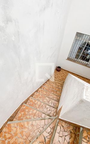 Casa à venda com 174m², 4 quartos e 2 vagas Casa à venda com 174m², 4 quartos e 2 vagasEscada