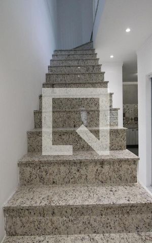 Casa à venda com 348m², 4 quartos e 2 vagasEscada