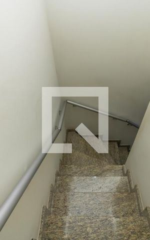 Casa à venda com 128m², 3 quartos e 1 vaga Casa à venda com 128m², 3 quartos e 1 vagaEscada