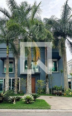 Casa de condomínio à venda com 560m², 4 quartos e 6 vagas