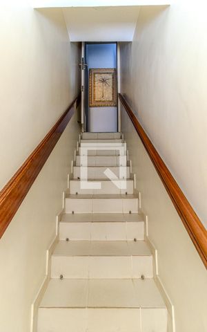 Casa à venda com 400m², 7 quartos e 3 vagasEscada
