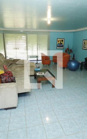 Casa de condomínio à venda com 1000m², 4 quartos e 5 vagasSala