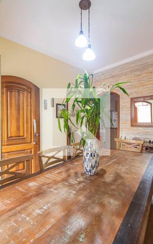 Casa à venda com 217m², 4 quartos e 2 vagas Casa à venda com 217m², 4 quartos e 2 vagasCopa