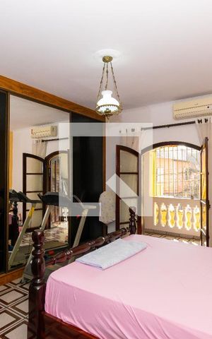 Casa à venda com 200m², 5 quartos e 4 vagas Casa à venda com 200m², 5 quartos e 4 vagasSuíte