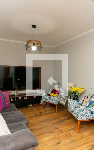 Casa à venda com 200m², 5 quartos e 4 vagas Casa à venda com 200m², 5 quartos e 4 vagasCasa 2 - Sala