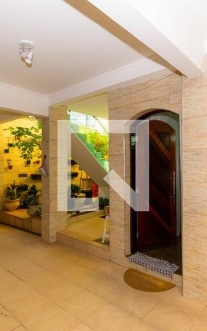 Casa à venda com 200m², 5 quartos e 4 vagas Casa à venda com 200m², 5 quartos e 4 vagasJardim