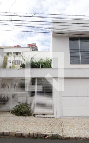 Casa para alugar com 280m², 3 quartos e 2 vagasFachada