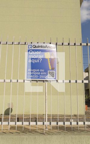Casa de condomínio à venda com 80m², 2 quartos e 1 vagaPlaca instalada no portão do condomínio