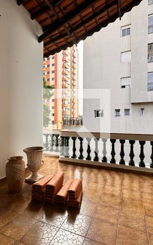 Casa à venda com 450m², 3 quartos e 8 vagas Casa à venda com 450m², 3 quartos e 8 vagasVaranda