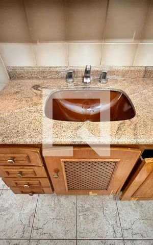 Casa à venda com 450m², 3 quartos e 8 vagas Casa à venda com 450m², 3 quartos e 8 vagasBanheiro da suíte 2