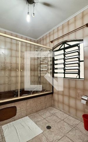 Casa à venda com 450m², 3 quartos e 8 vagas Casa à venda com 450m², 3 quartos e 8 vagasBanheiro da suíte 2