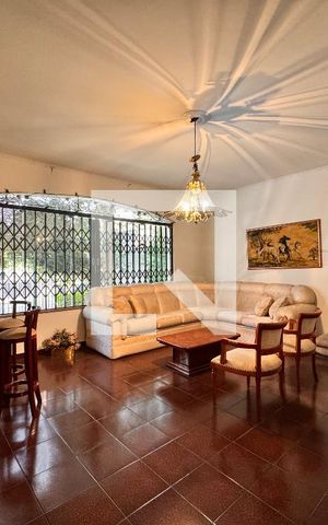 Casa à venda com 450m², 3 quartos e 8 vagas Casa à venda com 450m², 3 quartos e 8 vagasSala