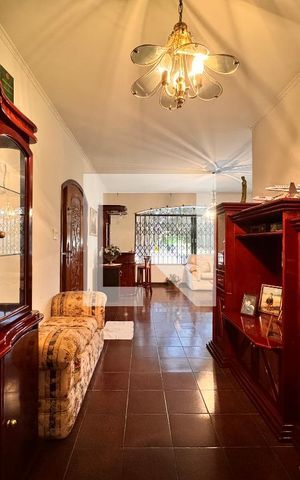 Casa à venda com 450m², 3 quartos e 8 vagas Casa à venda com 450m², 3 quartos e 8 vagasSala