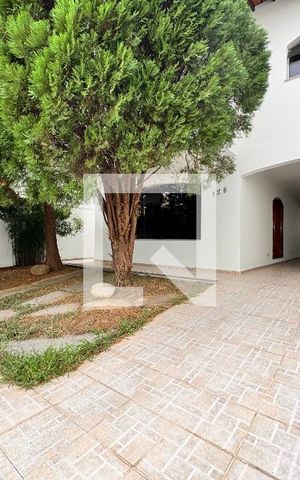 Casa à venda com 450m², 3 quartos e 8 vagas Casa à venda com 450m², 3 quartos e 8 vagasGaragem