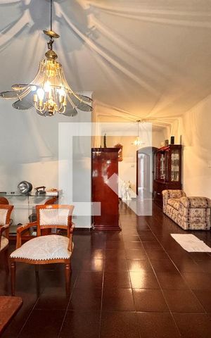 Casa à venda com 450m², 3 quartos e 8 vagas Casa à venda com 450m², 3 quartos e 8 vagasSala