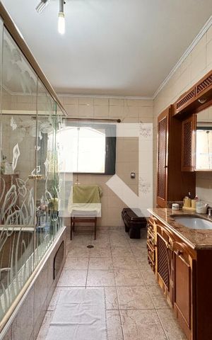 Casa à venda com 450m², 3 quartos e 8 vagas Casa à venda com 450m², 3 quartos e 8 vagasBanheiro da suíte 3