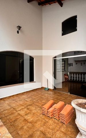 Casa à venda com 450m², 3 quartos e 8 vagas Casa à venda com 450m², 3 quartos e 8 vagasVaranda