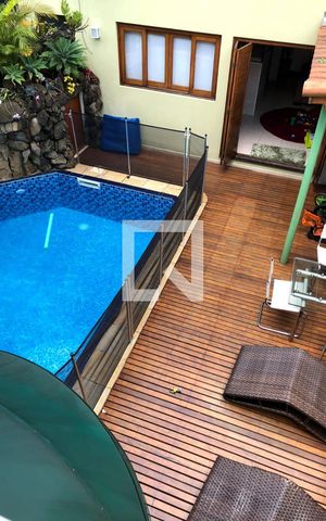 Casa à venda com 259m², 4 quartos e 4 vagas