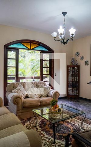 Casa à venda com 600m², 3 quartos e 3 vagas Casa à venda com 600m², 3 quartos e 3 vagasSala