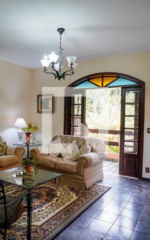 Casa à venda com 600m², 3 quartos e 3 vagas Casa à venda com 600m², 3 quartos e 3 vagasSala