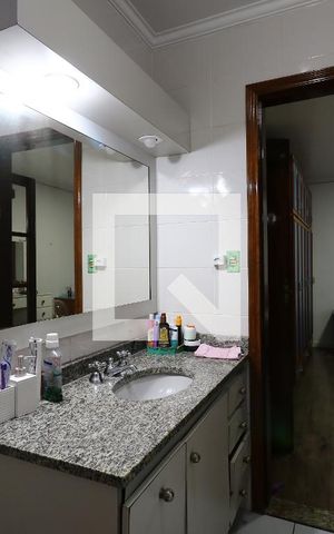 Casa à venda com 452m², 4 quartos e 12 vagasBanheiro da Suíte 2