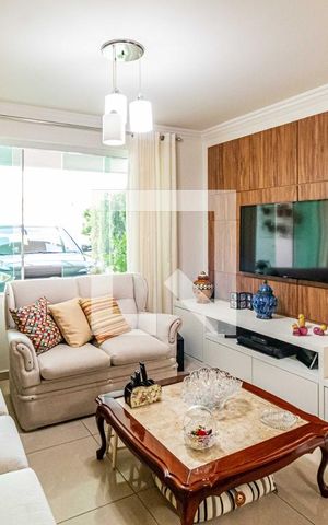 Casa à venda com 150m², 3 quartos e 4 vagas Casa à venda com 150m², 3 quartos e 4 vagasSala