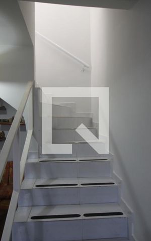 Casa à venda com 150m², 3 quartos e 2 vagasEscada