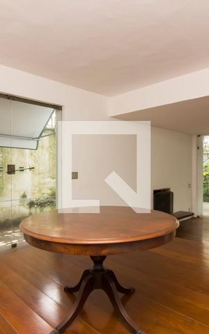 Casa à venda com 387m², 5 quartos e 3 vagasSala