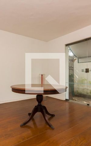 Casa à venda com 387m², 5 quartos e 3 vagasSala