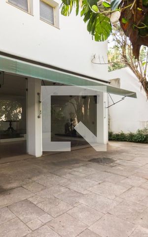Casa à venda com 387m², 5 quartos e 3 vagasSala