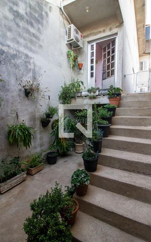 Casa à venda com 380m², 5 quartos e 6 vagas Casa à venda com 380m², 5 quartos e 6 vagasEscada de Acesso
