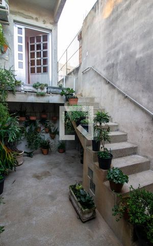 Casa à venda com 380m², 5 quartos e 6 vagas Casa à venda com 380m², 5 quartos e 6 vagasEscada de Acesso
