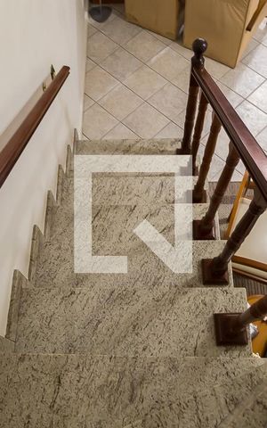 Casa à venda com 95m², 3 quartos e 2 vagas Casa à venda com 95m², 3 quartos e 2 vagasCorredor - Escada