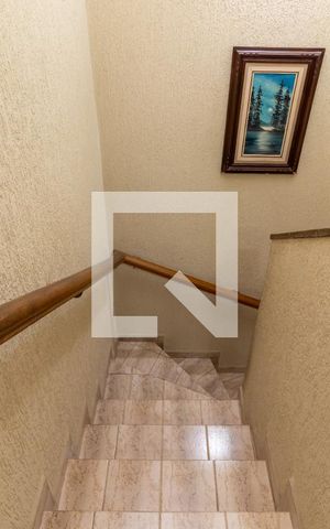 Casa à venda com 200m², 5 quartos e 2 vagasEscada