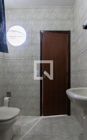 Casa à venda com 300m², 4 quartos e 2 vagas Casa à venda com 300m², 4 quartos e 2 vagasBanheiro Social
