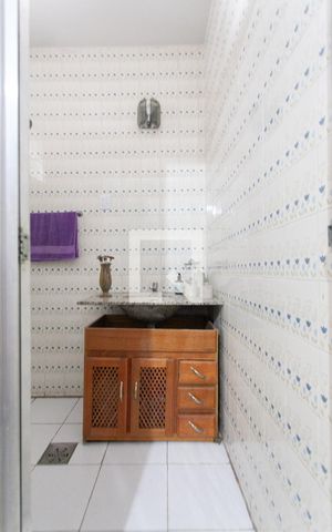 Casa à venda com 300m², 4 quartos e 2 vagas Casa à venda com 300m², 4 quartos e 2 vagasLavabo