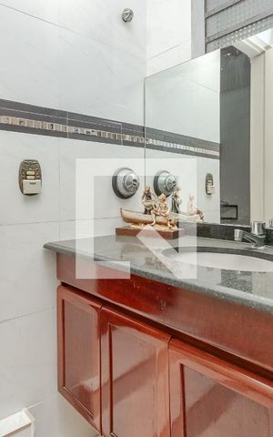Casa para alugar com 380m², 3 quartos e 8 vagas Casa para alugar com 380m², 3 quartos e 8 vagasBanheiro da Suíte