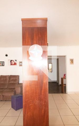 Casa à venda com 300m², 4 quartos e 3 vagas Casa à venda com 300m², 4 quartos e 3 vagasSala