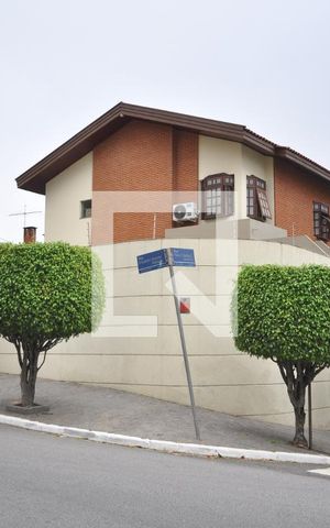Casa para alugar com 320m², 3 quartos e 5 vagasFachada
