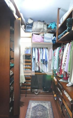 Casa para alugar com 320m², 3 quartos e 5 vagasCloset