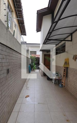 Casa para alugar com 320m², 3 quartos e 5 vagasCorredor externo
