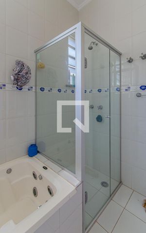 Casa à venda com 280m², 3 quartos e 4 vagas Casa à venda com 280m², 3 quartos e 4 vagasBanheiro da Suíte 2