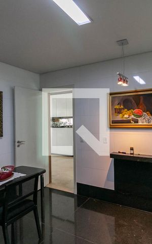 Casa à venda com 300m², 5 quartos e 4 vagas Casa à venda com 300m², 5 quartos e 4 vagasCozinha