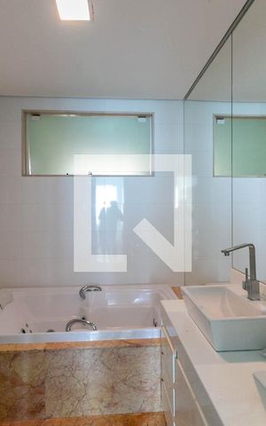 Casa à venda com 300m², 5 quartos e 4 vagas Casa à venda com 300m², 5 quartos e 4 vagasBanheiro Suíte