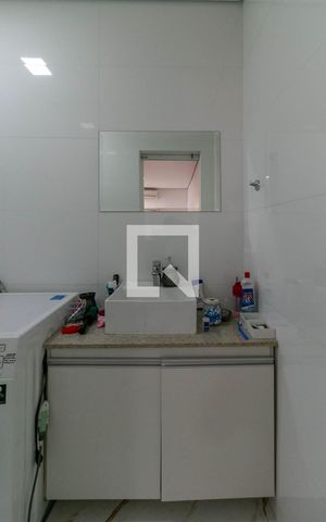 Casa à venda com 300m², 5 quartos e 4 vagas Casa à venda com 300m², 5 quartos e 4 vagasBanheiro 2