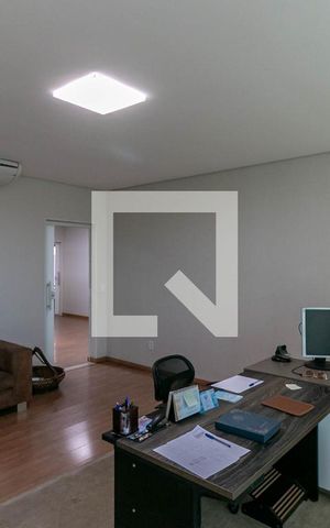 Casa à venda com 300m², 5 quartos e 4 vagas Casa à venda com 300m², 5 quartos e 4 vagasSala