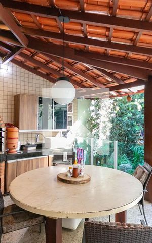 Casa à venda com 300m², 5 quartos e 4 vagas Casa à venda com 300m², 5 quartos e 4 vagasÁrea comum
