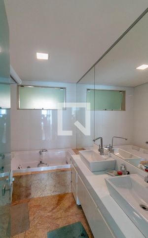 Casa à venda com 300m², 5 quartos e 4 vagas Casa à venda com 300m², 5 quartos e 4 vagasBanheiro Suíte